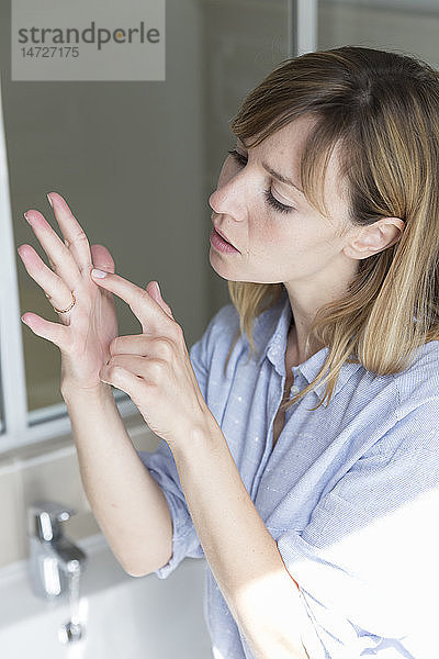 Eine Frau  die an einer Kontaminations-OCD leidet: zwanghaftes Händewaschen.