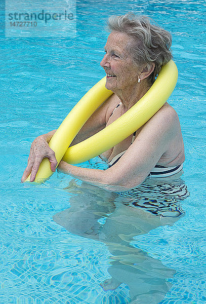 Ältere Frau im Schwimmbad.