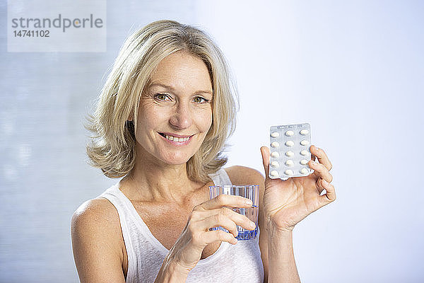 Eine Frau in den Wechseljahren  die eine Hormonersatztherapie verwendet.