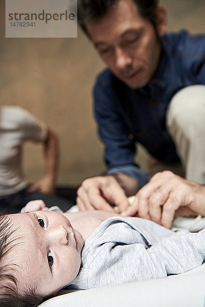 Reportage über eine Hebamme in Lyon  Frankreich. Untersuchung der Hüften eines 2 Wochen alten Babys.