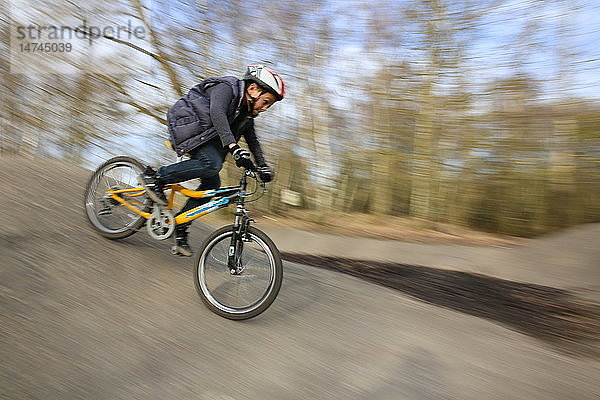 9-jähriger Junge auf einem Fahrrad.