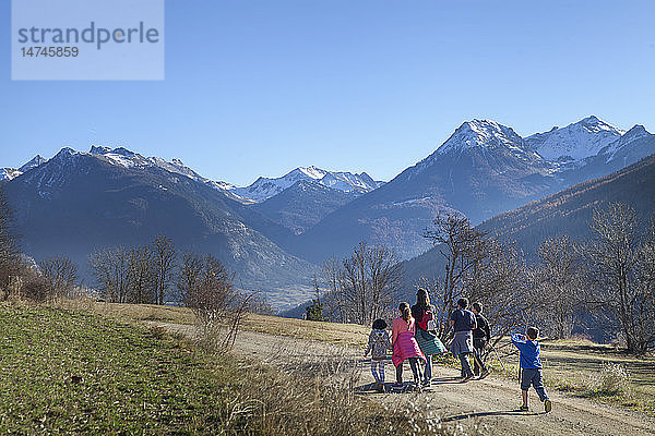 Reportage über die Jeunes Pousses  eine auf die Klimatherapie bei Asthma spezialisierte Nachsorge- und pneumo-pädiatrische Rehabilitationseinrichtung. Das Zentrum befindet sich in Briancon  der höchstgelegenen Stadt Frankreichs  die am Programm Gesunde Städte der WHO teilnimmt. In dieser Höhenlage