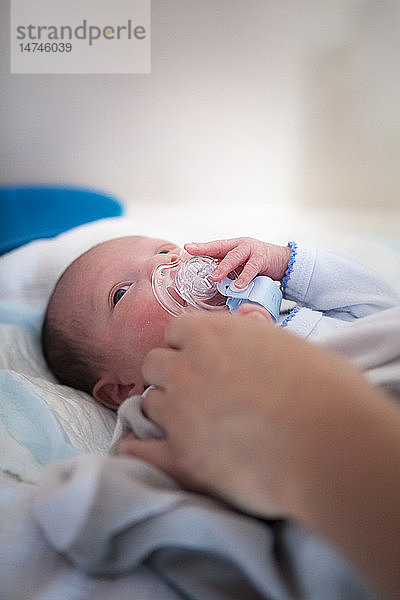 Reportage aus der Neonatologie der Stufe 2 in einem Krankenhaus in Haute-Savoie  Frankreich. Ein Frühgeborenes wird bis zum Erreichen der Vollendung seines Lebens überwacht.