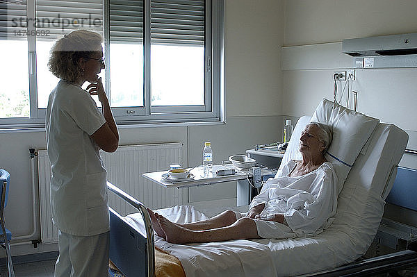 ÄLTERER HOSP. PATIENT MIT KRANKENSCHWESTER