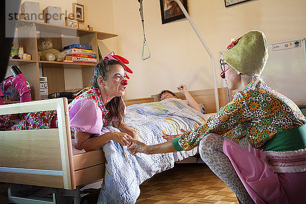 Reportage über zwei Clowns  die dem Verein Hopiclowns angehören. Sie treten in einem Heim für behinderte Erwachsene in Genf  Schweiz  auf.