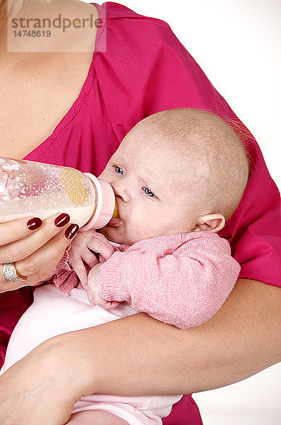 KLEINKIND TRINKT AUS BABYFLASCHE