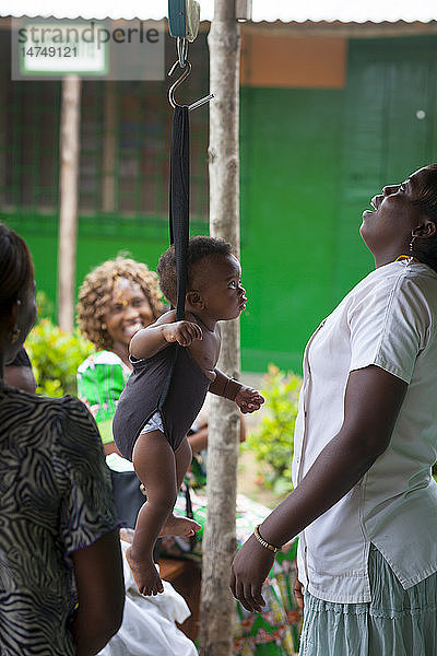 Reportage in einem Gesundheitszentrum in Lome  Togo. Wiegen.
