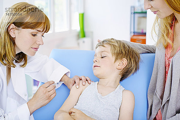 Ein Kind impfen.
