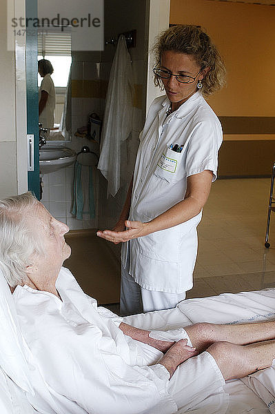 ÄLTERER HOSP. PATIENT MIT KRANKENSCHWESTER