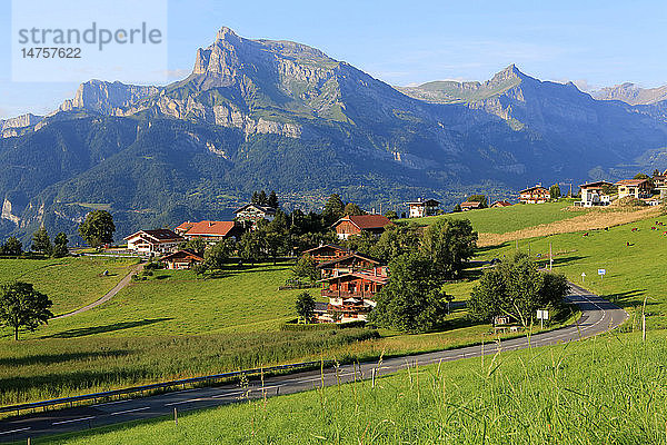 Straße in den französischen Alpen.