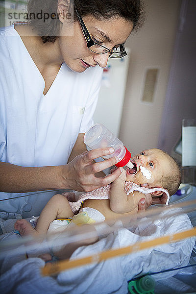 Reportage aus der Neonatologie der Stufe 2 in einem Krankenhaus in Haute-Savoie  Frankreich. Eine Krankenschwester versucht  ein neugeborenes Baby zu füttern.