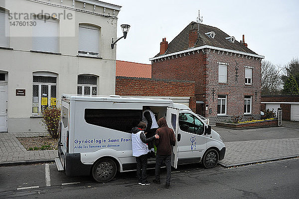 Reportage über Freiwillige der französischen Wohltätigkeitsorganisation Gynäkologen ohne Grenzen  die in Flüchtlingslagern in der Nähe von Calais in Nordfrankreich arbeiten. Ein Lieferwagen vor dem Gemeindehaus von Steenvoorde  einer Kindertagesstätte.