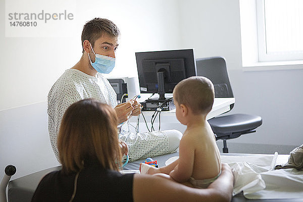 Reportage aus der pädiatrischen Notaufnahme eines Krankenhauses in Haute-Savoie  Frankreich. Ein Arzt untersucht einen kleinen Jungen.