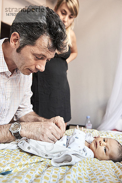 Reportage über eine Hebamme in Lyon  Frankreich. Kontrolle der Nabelschnur eines 7 Tage alten Babys.
