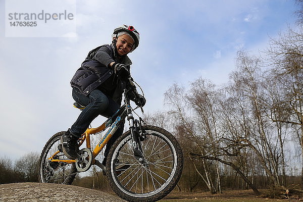 9-jähriger Junge auf einem Fahrrad.