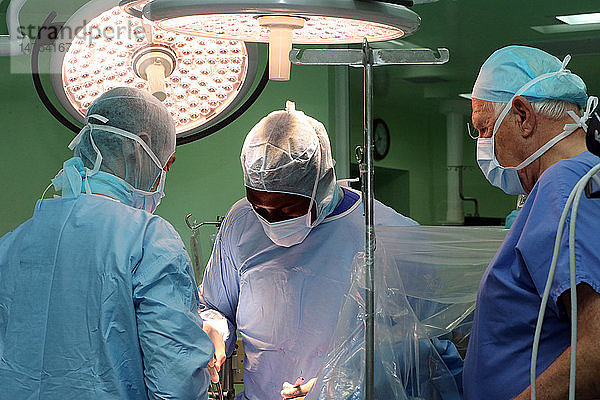 Das Herzinstitut bietet vietnamesischen Patienten  die an Herzkrankheiten leiden  eine hochwertige Versorgung. Das senegalesische Ärzteteam ist für die Herzchirurgie ausgebildet.