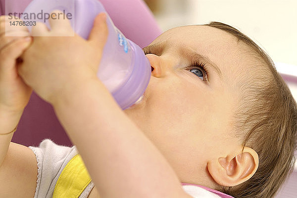 KIND MIT BABYFLASCHE