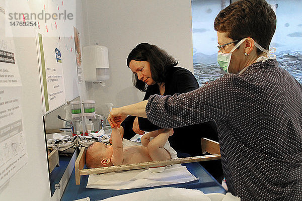 Reportage in einem französischen Mütter- und Kinderschutzzentrum in Chateaubriant  Frankreich. Konsultation mit einem Kinderarzt. Messung der Länge des Babys.