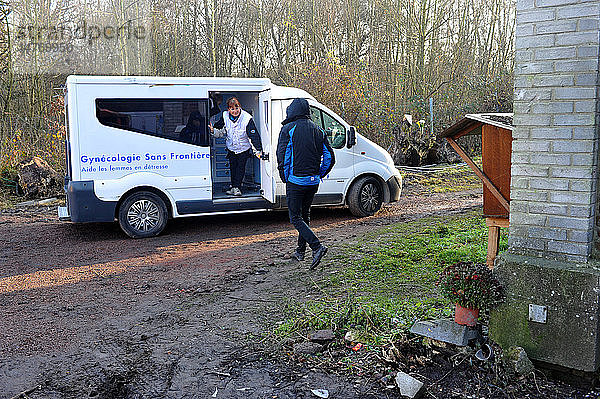 Reportage über Freiwillige der französischen Wohltätigkeitsorganisation Gynäkologen ohne Grenzen   die in Flüchtlingslagern in der Nähe von Calais in Nordfrankreich arbeiten.