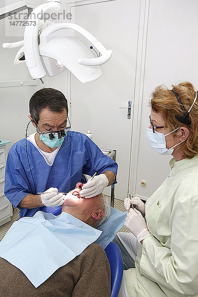 Ältere Person beim Zahnarzt.