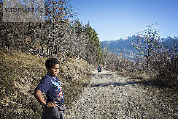 Reportage über die Jeunes Pousses  eine auf die Klimatherapie bei Asthma spezialisierte Nachsorge- und pneumo-pädiatrische Rehabilitationseinrichtung. Das Zentrum befindet sich in Briancon  der höchstgelegenen Stadt Frankreichs  die am Programm Gesunde Städte der WHO teilnimmt. In dieser Höhenlage