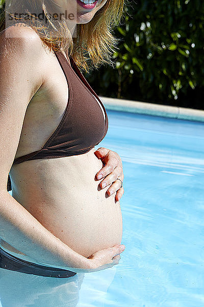 Schwangere Frau entspannt sich im Schwimmbad.