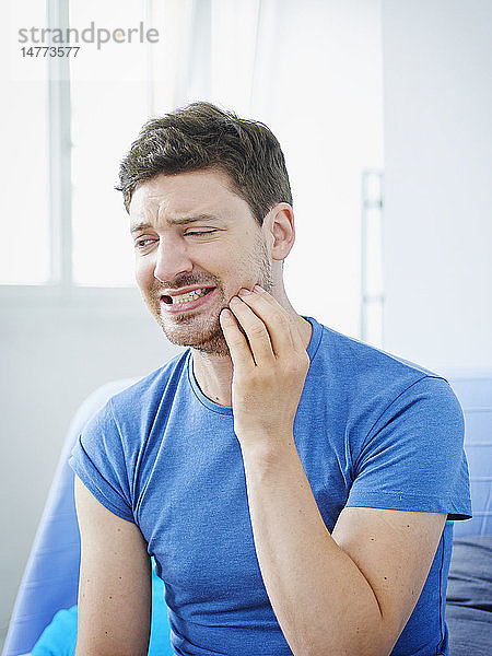 Mann mit Zahnschmerzen