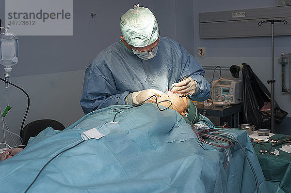 Reportage in der Mozart-Klinik für plastische Chirurgie in Nizza  Frankreich. Rhinoplastik: nicht resorbierbare Nähte auf der Haut.