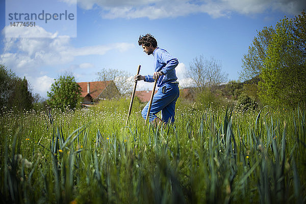 Reportage über Bio-Erzeuger  die in der Haute-Savoie  Frankreich  nach einem Modell der gemeinschaftlichen Landwirtschaft arbeiten. Remi baut seit 2011 biologisches Obst und Gemüse an. Im Jahr 2013 wurde er von einigen Verbrauchern kontaktiert  um ein gemeinschaftsgestütztes Landwirtschaftsmodell zu entwickeln. Er baut das ganze Jahr über 35 Gemüsesorten an und arbeitet nur mit einem lokalen Vertriebsnetz zusammen: Er verkauft direkt an die Verbraucher. Er arbeitet nicht nur mit ökologischem Landbau  sondern auch mit einem Permakultur-System. Permakultur ist eine Reihe von Praktiken  die darauf abzielen  eine Landwirtschaft mit niedrigem Energieverbrauch zu schaffen  die Lebewesen und ihre Beziehungen respektiert und der wilden Natur so viel Raum wie möglich lässt. Remi pflückt Lauch.