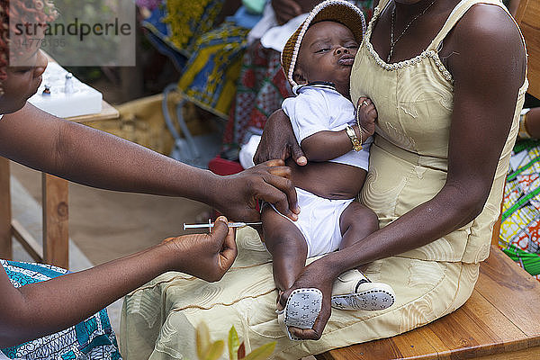 Reportage in einem Gesundheitszentrum in Lome  Togo. DTC und Hepatitis-B-Impfstoff.