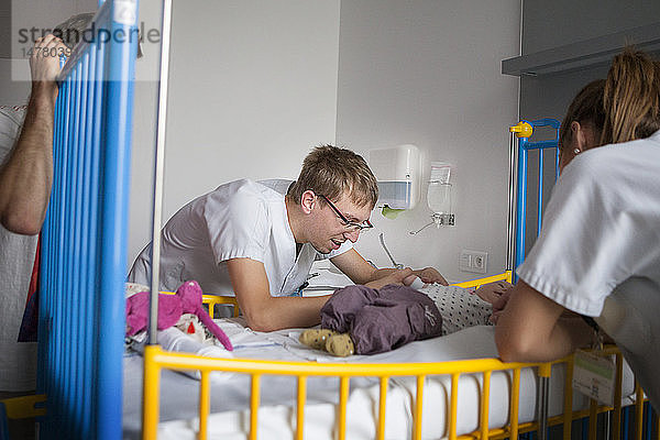 Reportage aus der pädiatrischen Notaufnahme eines Krankenhauses in Haute-Savoie  Frankreich. Eine Krankenschwester und eine Hilfskraft nehmen einem Baby eine Blutprobe ab.