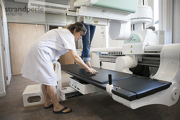 Reportage in einem Radiologiezentrum in Haute-Savoie  Frankreich. Ein Techniker röntgt den Fuß eines Patienten  der wegen eines Hallux valgus operiert wurde.