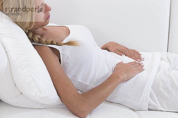 Frau leidet unter Unterleibsschmerzen.
