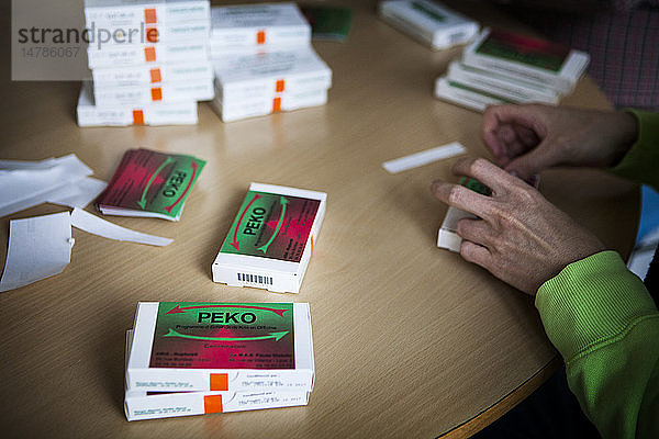 Reportage in Pause Diabolo  einem Zentrum zur Risikominderung für Drogenkonsumenten  in Lyon  Frankreich. Pause Diabolo betrachtet Drogenkonsumenten als Teil einer nationalen französischen Politik zur Reduzierung von Gesundheitsrisiken. Diese multidisziplinäre Hilfe befasst sich mit allen Aspekten des Lebens  die davon betroffen sind