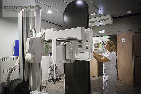 Reportage in einem radiologischen Zentrum in Haute-Savoie  Frankreich. Ein Techniker führt eine Arthographie der Schulter durch.
