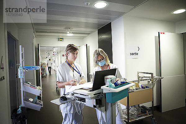 Reportage über die pädiatrische Abteilung eines Krankenhauses in Haute-Savoie  Frankreich. Zwei Krankenschwestern.
