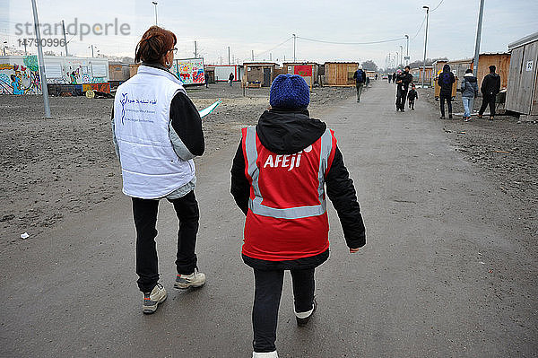 Reportage über Freiwillige der französischen Wohltätigkeitsorganisation Gynäkologen ohne Grenzen   die in Flüchtlingslagern in der Nähe von Calais in Nordfrankreich arbeiten. Eine Hebamme und eine Übersetzerin auf der Suche nach Patienten.