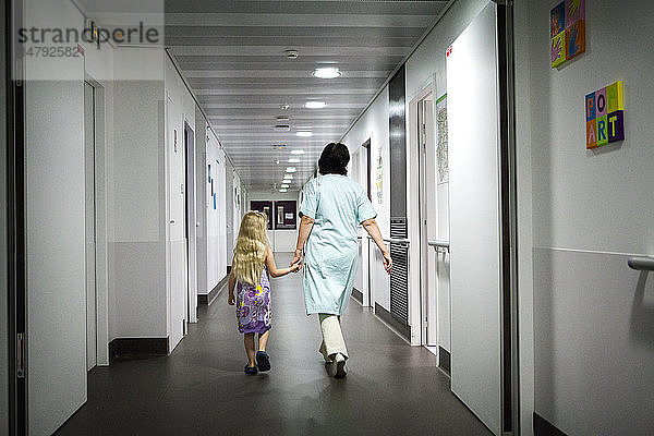 Reportage über die pädiatrische Abteilung eines Krankenhauses in Haute-Savoie  Frankreich. Ein Freiwilliger kommt jeden Tag  um den Kindern im Krankenhaus zu helfen.