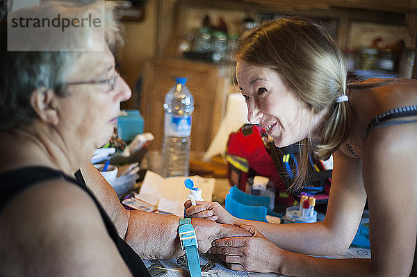 Reportage über eine selbstständige Krankenschwester in Haute-Savoie  Frankreich. Aline ist jeden Tag in ihrem kleinen Bergdorf unterwegs  um ihre Patienten zu besuchen. Sie hat auch eine Praxis in der Stadt  die sie sich mit zwei anderen Kollegen teilt. Aline führt eine Blutuntersuchung durch.