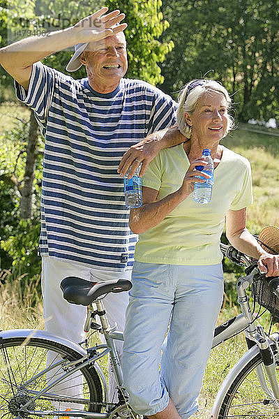 DURSTIGE ÄLTERE PERSON