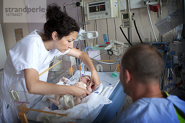 Reportage aus der Neonatologie der Stufe 2 in einem Krankenhaus in Haute-Savoie  Frankreich. Eine Krankenschwester stellt die Sauerstoffversorgung eines Neugeborenen mit Atembeschwerden um  das Fruchtwasser eingeatmet hat.