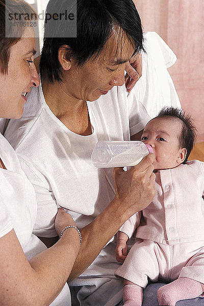 KLEINKIND TRINKT AUS BABYFLASCHE