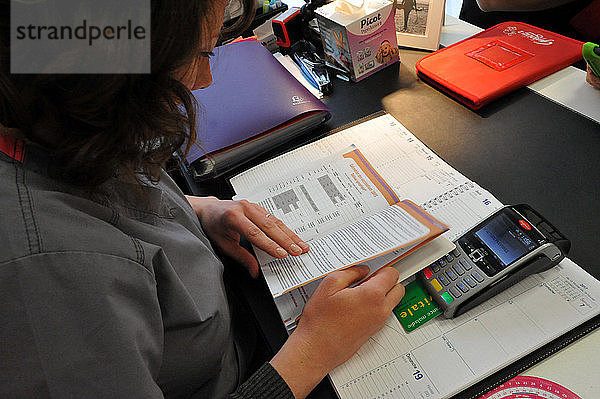 Reportage in einer unabhängigen Hebammenpraxis in Ham  in der Region Somme in Frankreich. Scannen der Gesundheitskarte der Patientin und Einsicht in ihre Krankenakte.