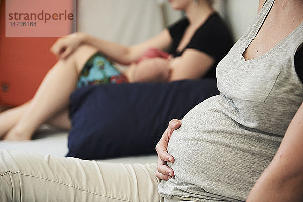 Reportage über eine Hebammenpraxis in Lyon  Frankreich  während eines Geburtsvorbereitungskurses. Dieser Kurs richtet sich sowohl an werdende als auch an frischgebackene Mütter und behandelt das Thema Stillen.