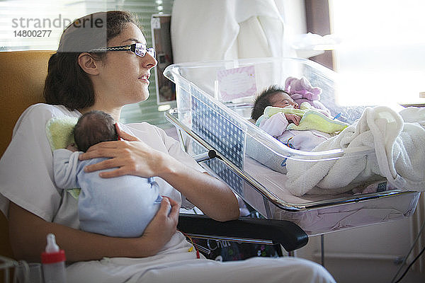 Reportage aus der Neonatologie der Stufe 2 in einem Krankenhaus in Haute-Savoie  Frankreich. Eine Krankenschwester kümmert sich um ein Frühgeborenes.