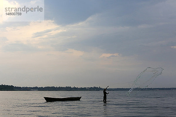 Afrikanischer Fischer mit Netzen auf dem Togosee.