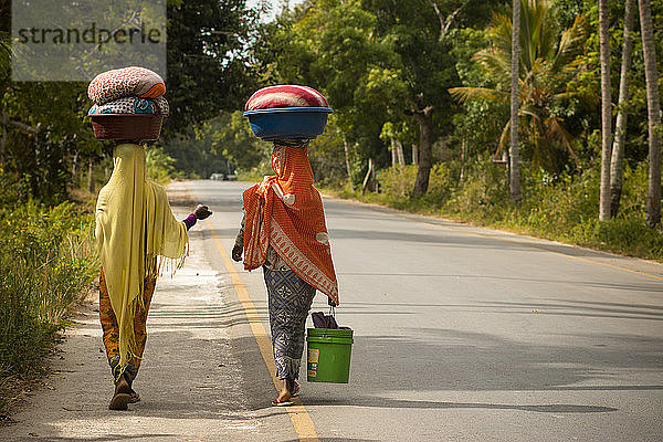 Frauen auf einer Straße in Sansibar.