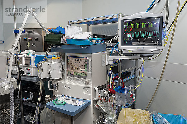 Reportage im gynäkologischen OP-Block in der Lenval-Klinik  Nizza  Frankreich. Beatmungsgerät  mit dem der Anästhesist die Vitalparameter der Patientin überprüft.