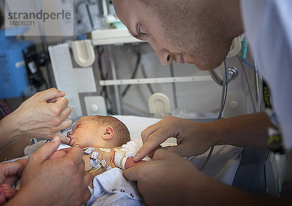 Reportage aus der Neonatologie der Stufe 2 in einem Krankenhaus in Haute-Savoie  Frankreich. Eine Krankenschwester entnimmt einem Neugeborenen mit Herzrhythmusstörungen eine Blutprobe.