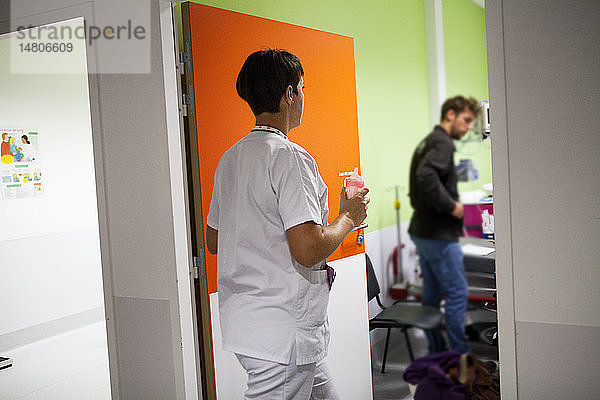 Reportage aus der pädiatrischen Notaufnahme eines Krankenhauses in Haute-Savoie  Frankreich. Eine Hilfskrankenschwester bringt eine Flasche mit Milch.